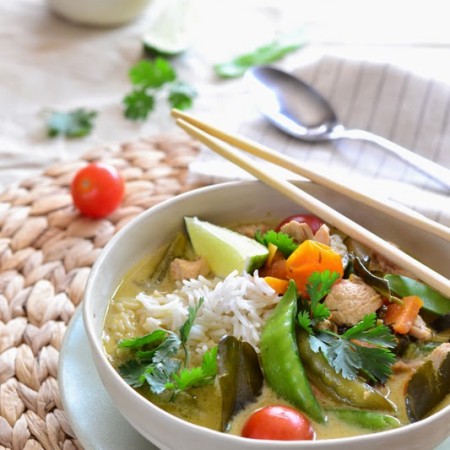 Tajskie zielone curry z kurczakiem i groszkiem cukrowym
